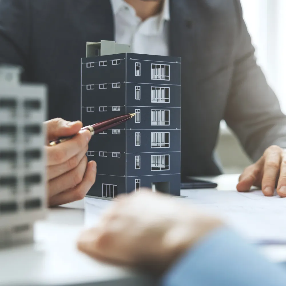 不動産相続の書類を確認しながら専門家が丁寧に説明している場面