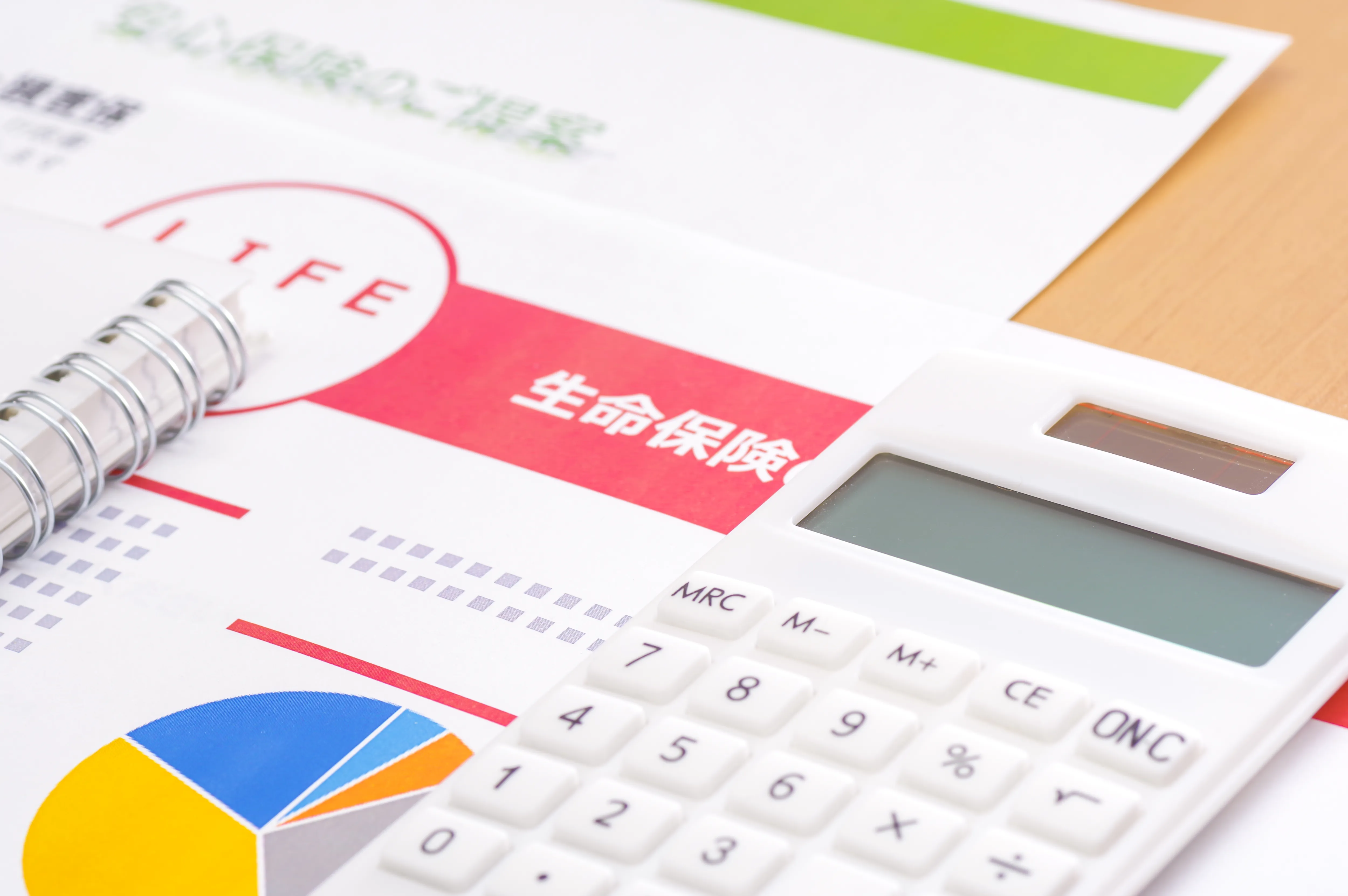 保険の見直しプランを提案する保険アドバイザーとの相談シーン