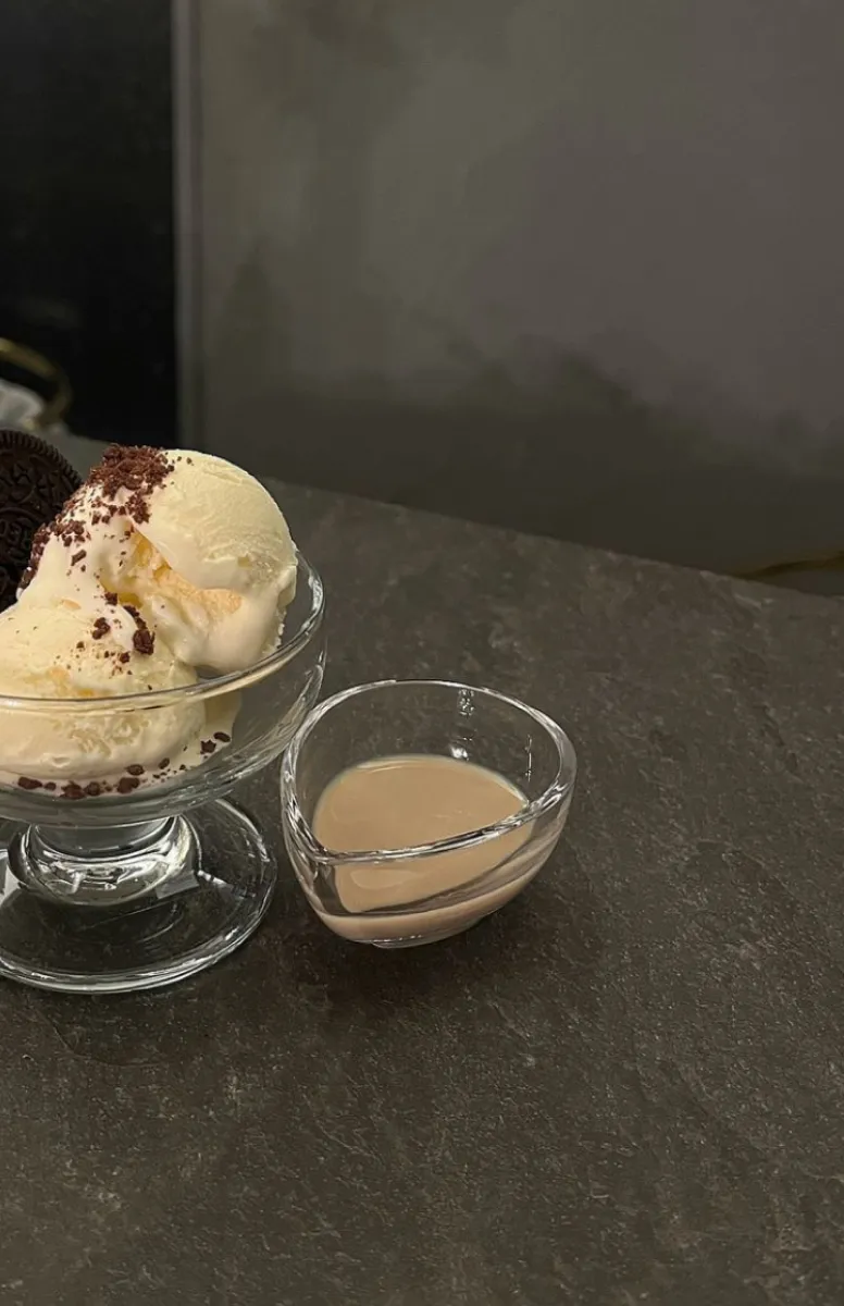 シャンパンのボトルとグラスに入ったお酒の写真